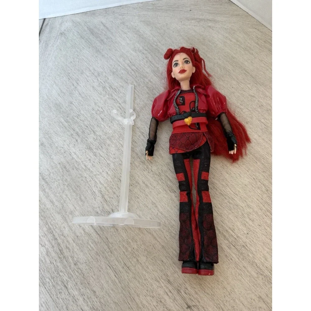 Disney Descendants Doll Rise of Red Daughter of Queen of Hearts 11” & Doll Stand